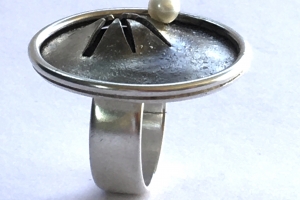Sculptural silver ring with white freshwater pearl