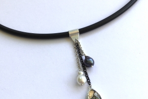 Neckpiece with triple pendant, black and white freshwater pearls and tourmalinated quartz cabochon, on rubber cord
